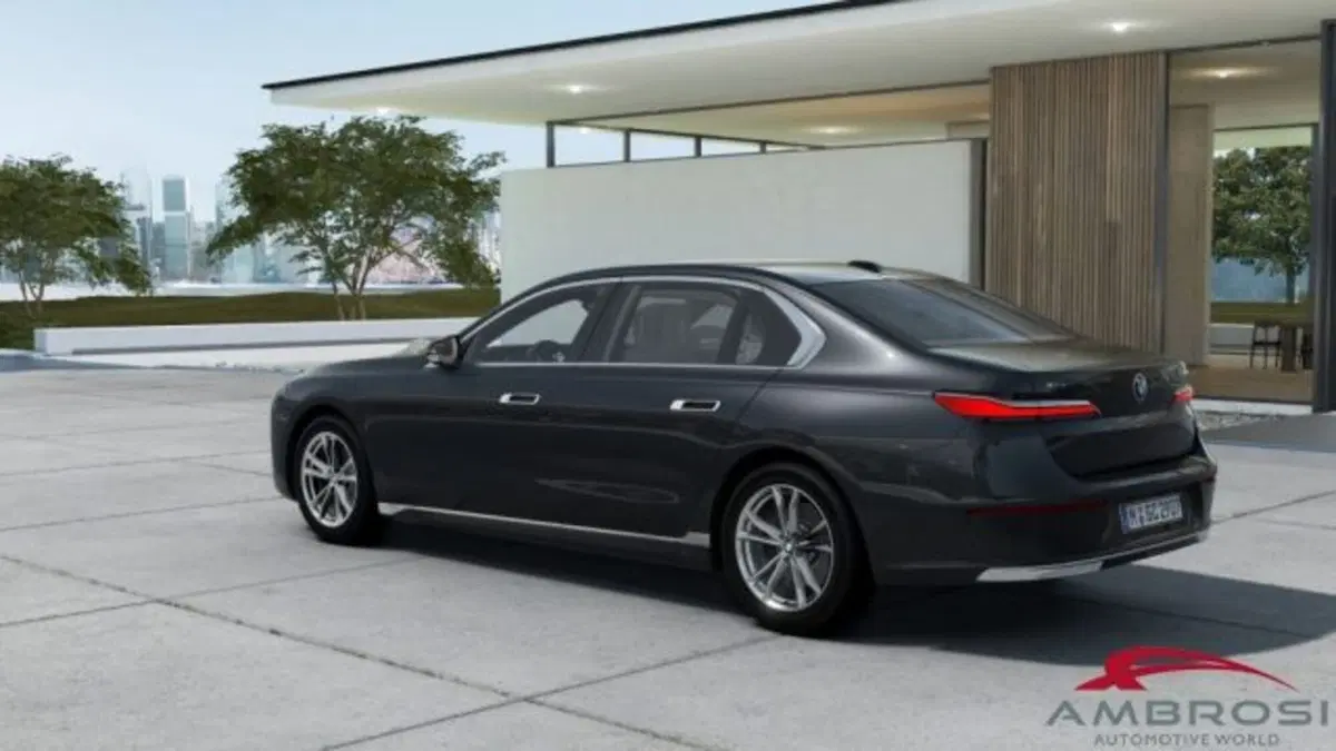 BMW Serie 7 nuova a Perugia (2)