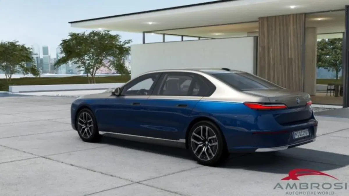 BMW Serie 7 nuova a Perugia (2)