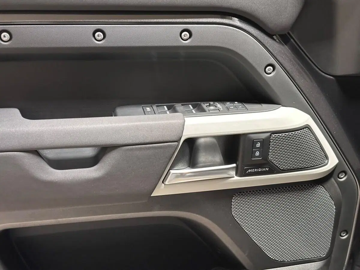 Land Rover Defender usata a Varese (15)
