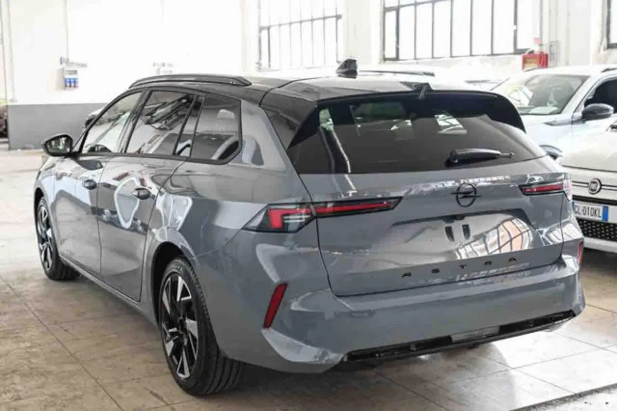 Opel Astra Station Wagon nuova a Torino (4)