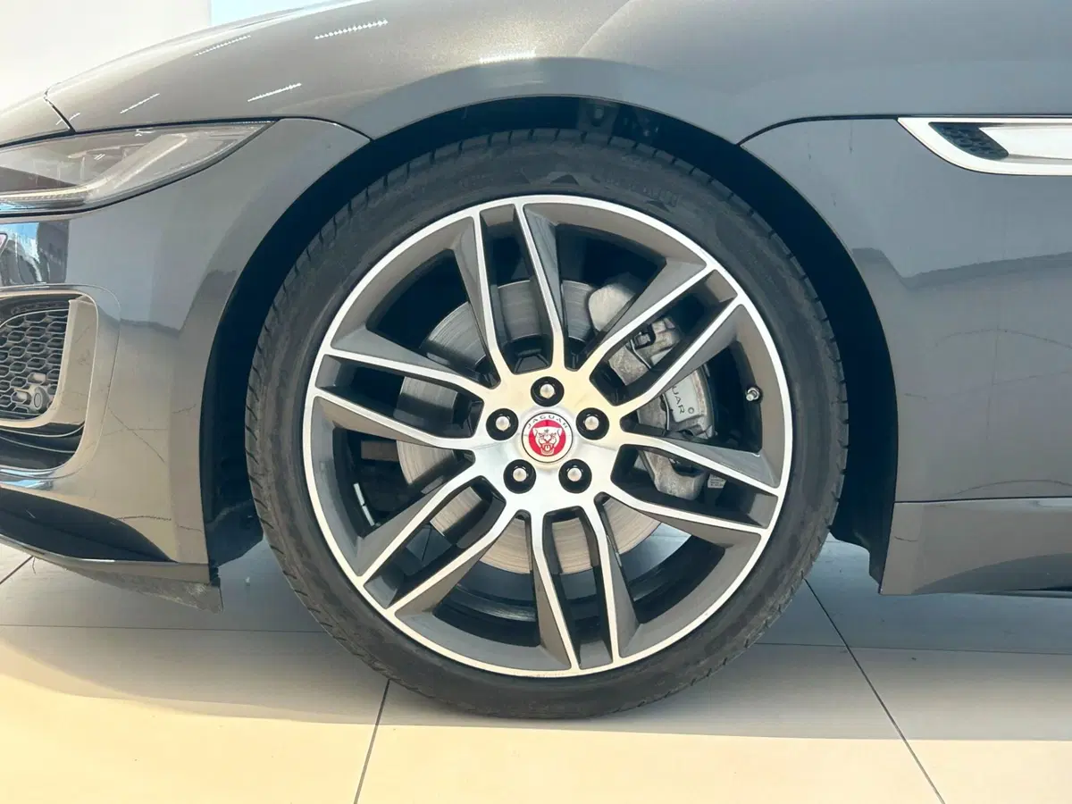 Jaguar F-Type Cabrio usata a Napoli (13)