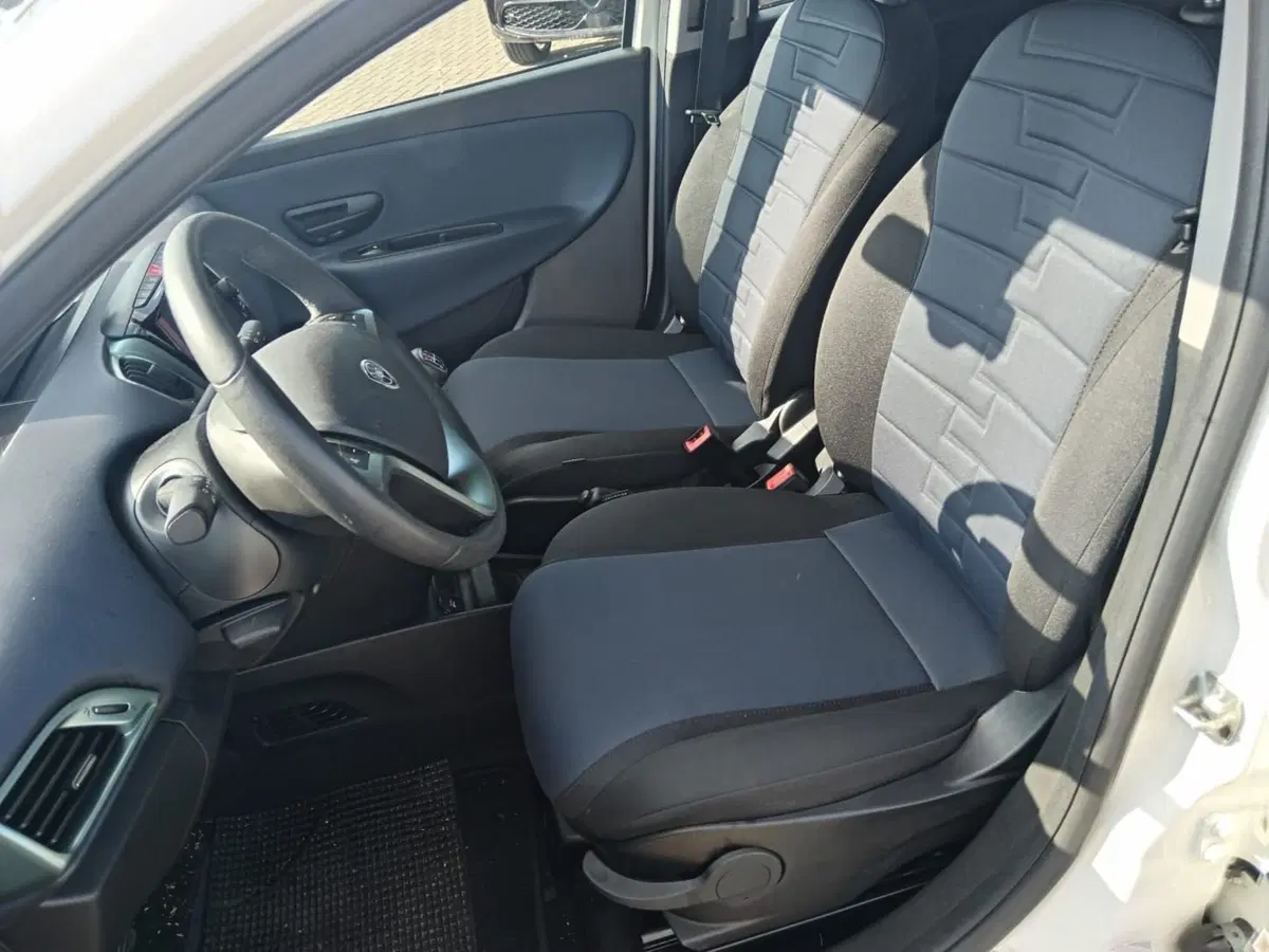 Lancia Ypsilon usata a Alessandria (11)