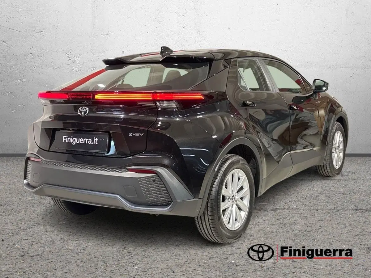Toyota Toyota C-HR nuova a Lecco (4)