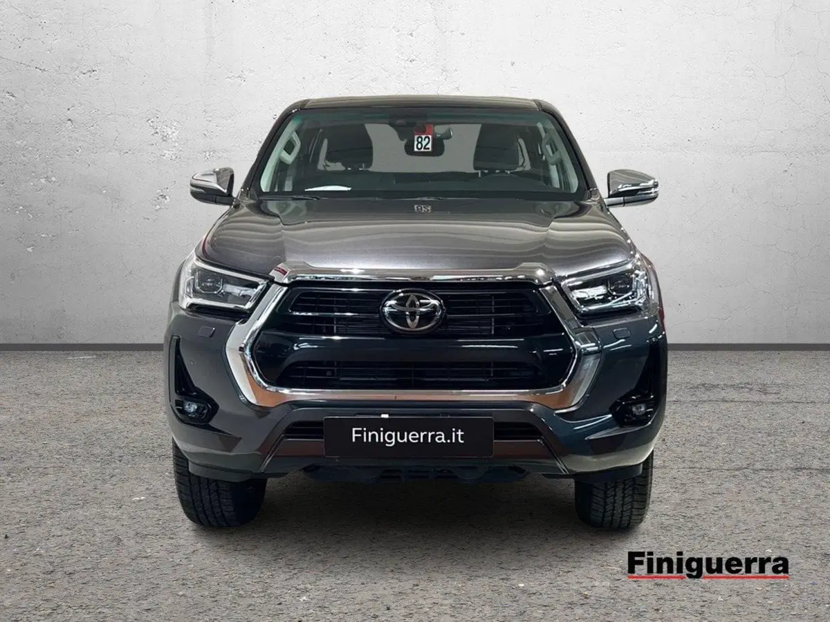 Toyota Hilux nuova a Lecco (2)