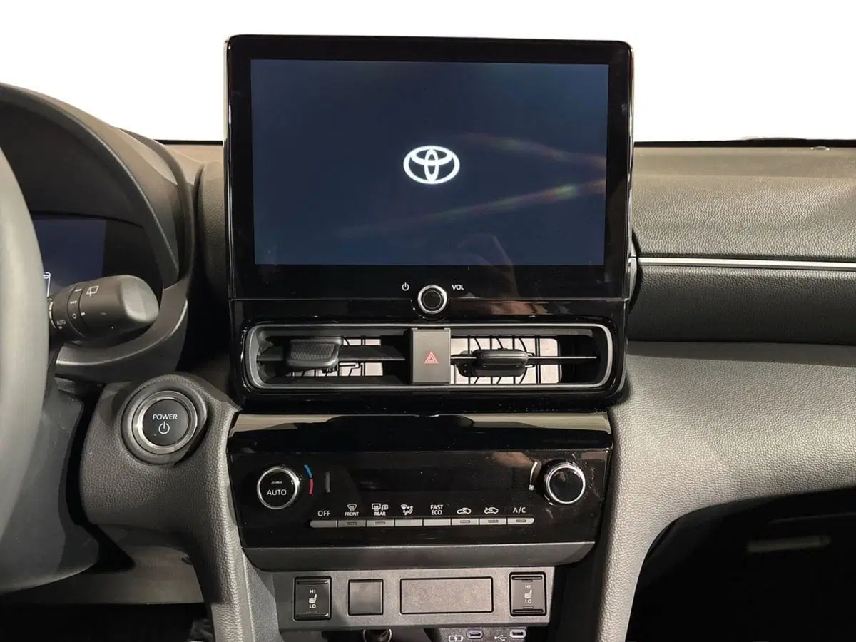 Toyota Yaris Cross nuova a Lecco (12)