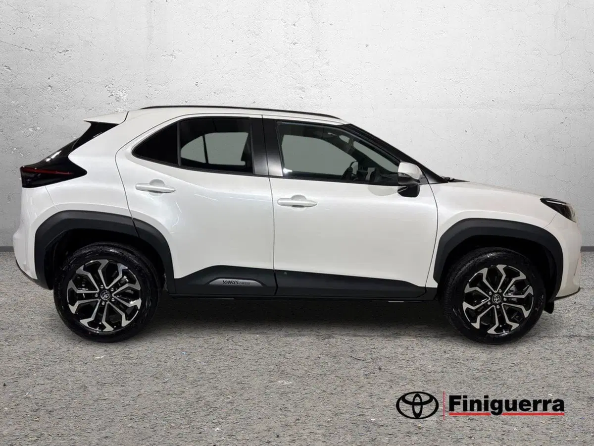 Toyota Yaris Cross nuova a Lecco (5)