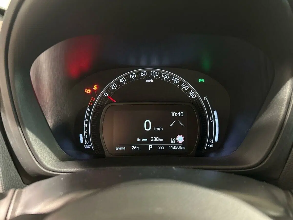 Toyota Aygo X usata a Lecco (10)