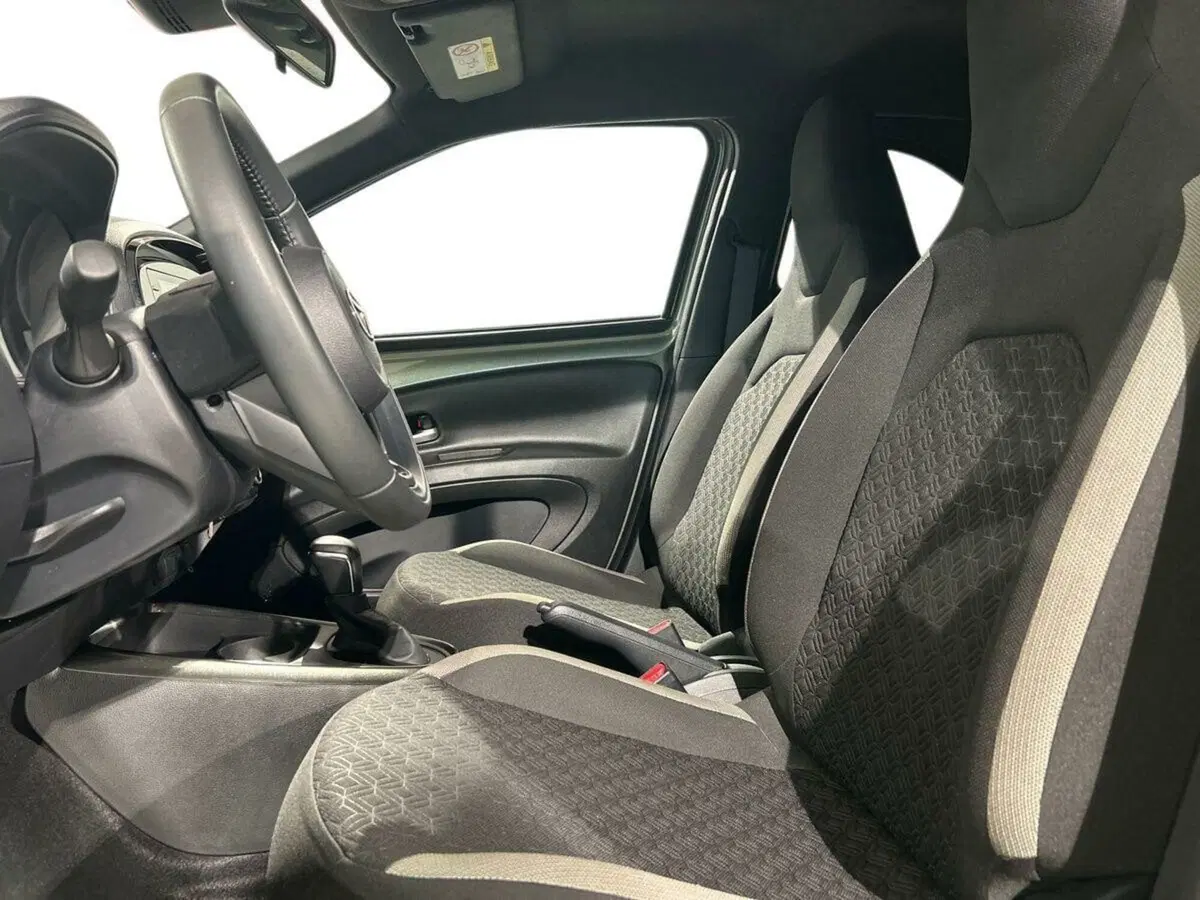 Toyota Aygo X usata a Lecco (11)