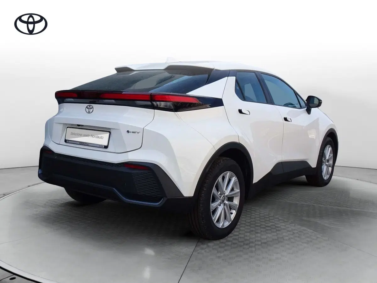Toyota Toyota C-HR nuova a Padova (3)
