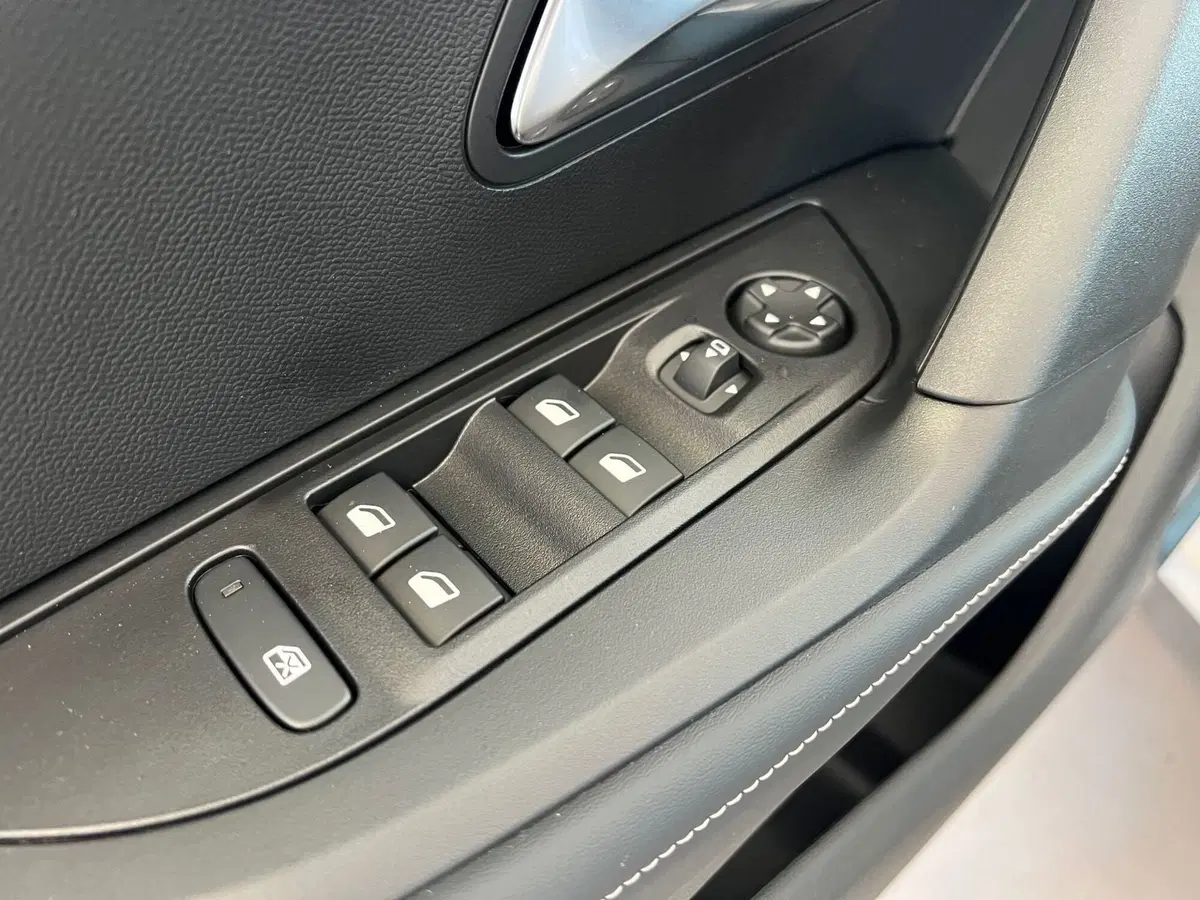 Peugeot 2008 nuova a Bari (14)