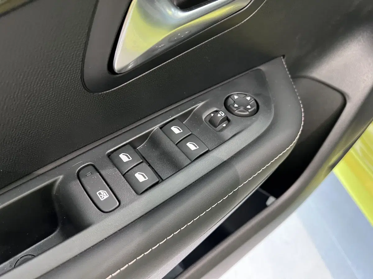 Peugeot 208 nuova a Bari (10)
