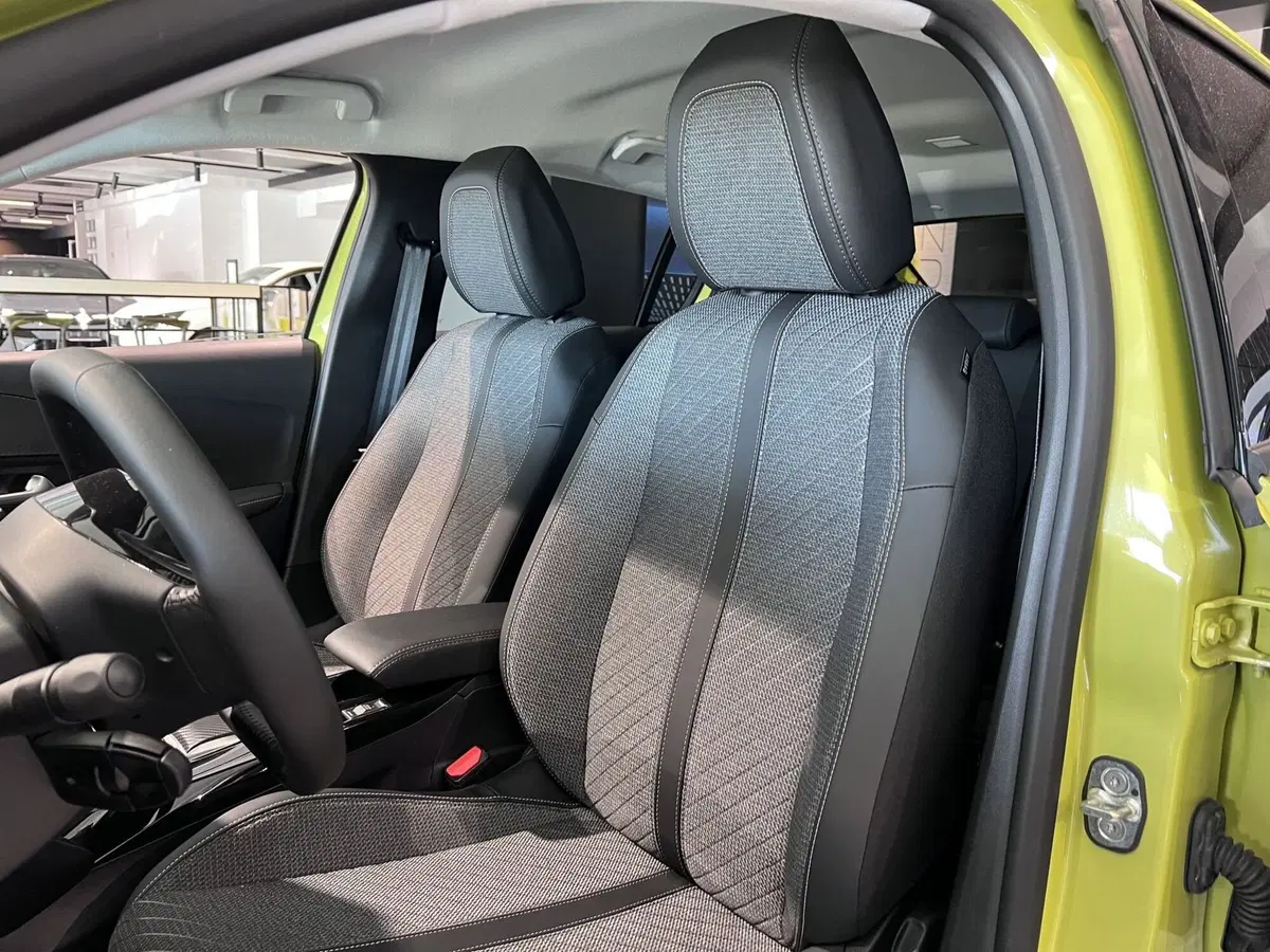 Peugeot 208 nuova a Bari (12)