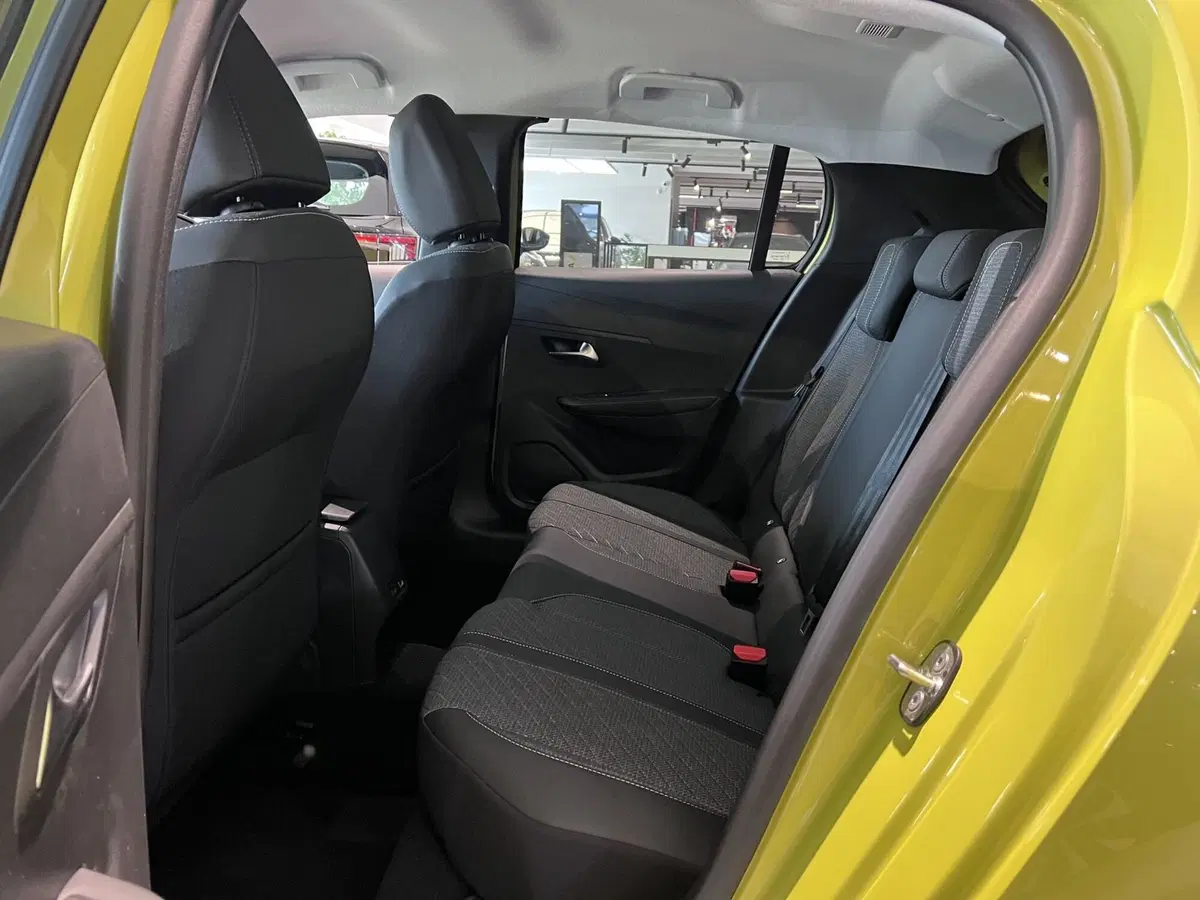 Peugeot 208 nuova a Bari (14)