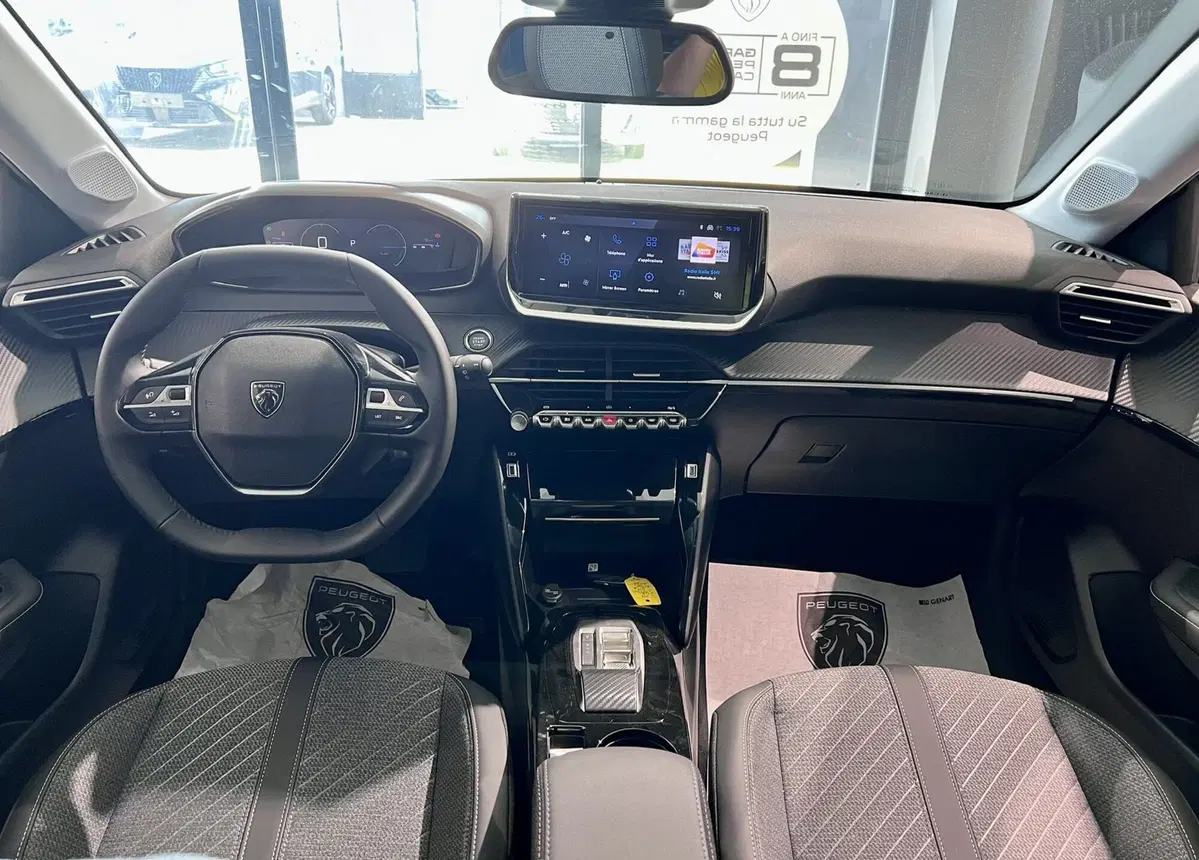 Peugeot 208 nuova a Bari (15)
