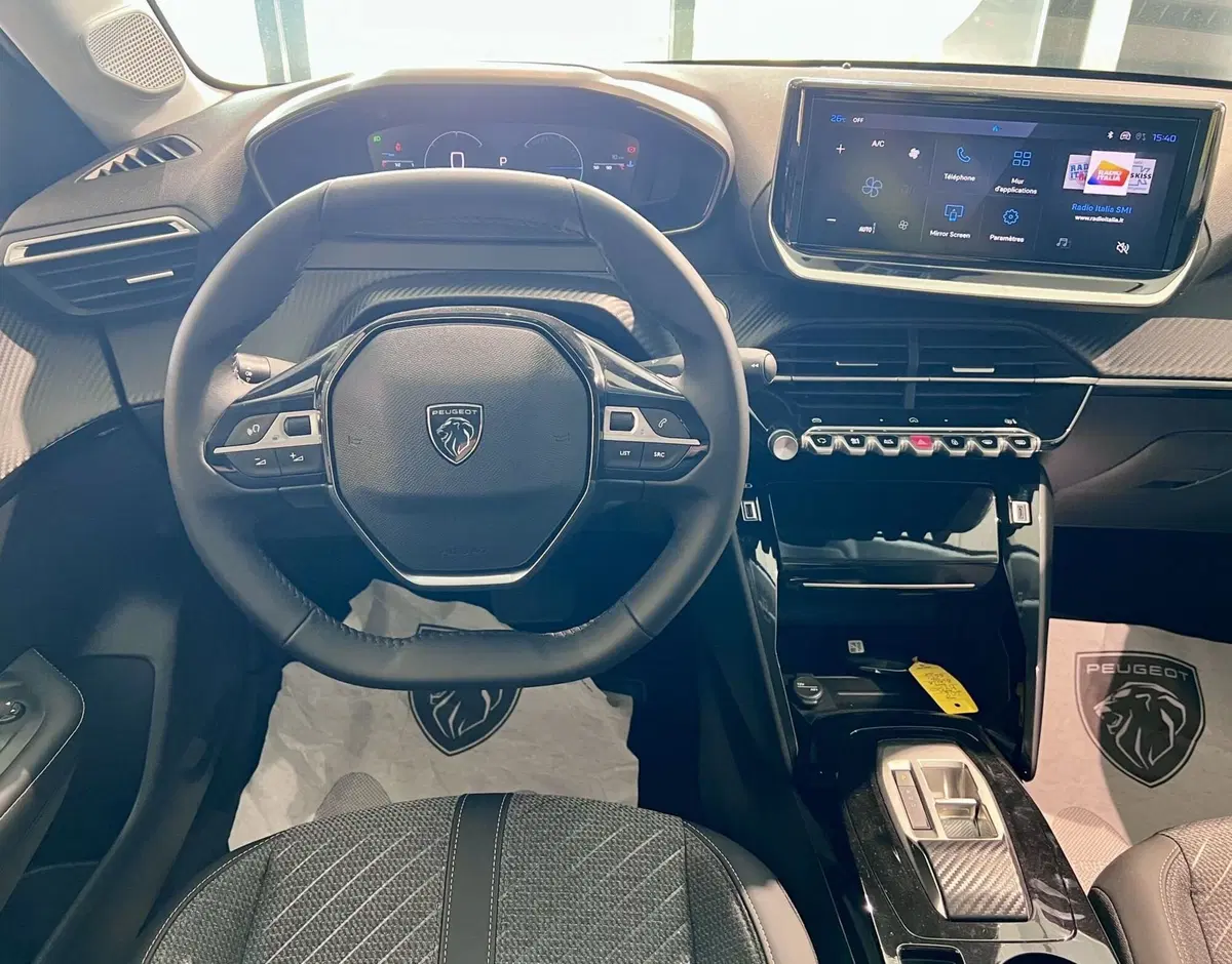 Peugeot 208 nuova a Bari (16)