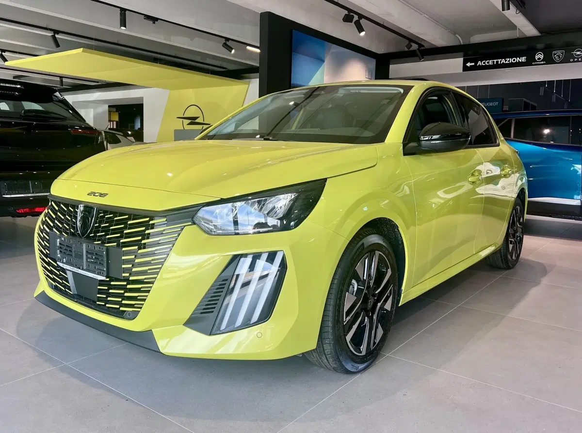 Peugeot 208 nuova a Bari (3)