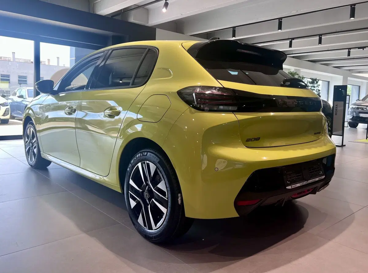 Peugeot 208 nuova a Bari (4)