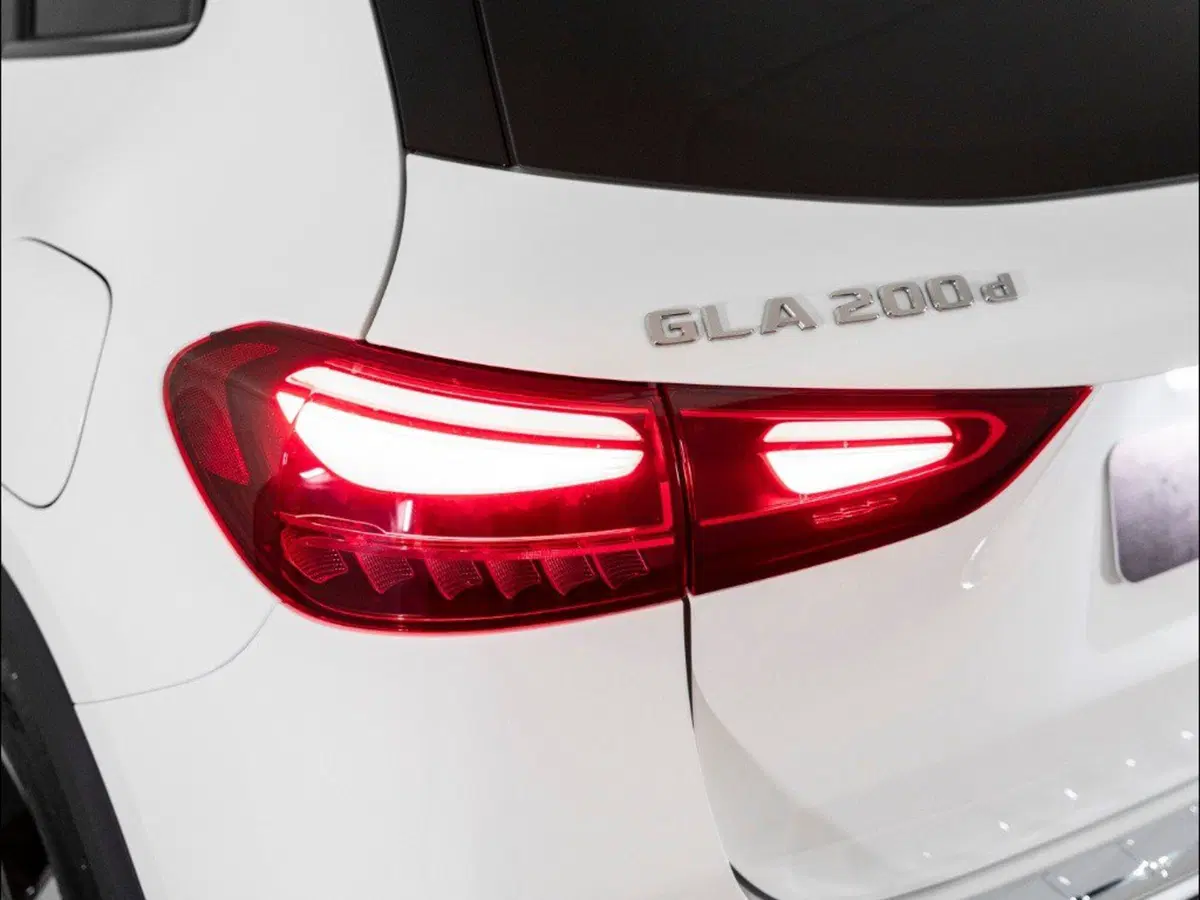 Mercedes-Benz GLA SUV nuova a Macerata (8)