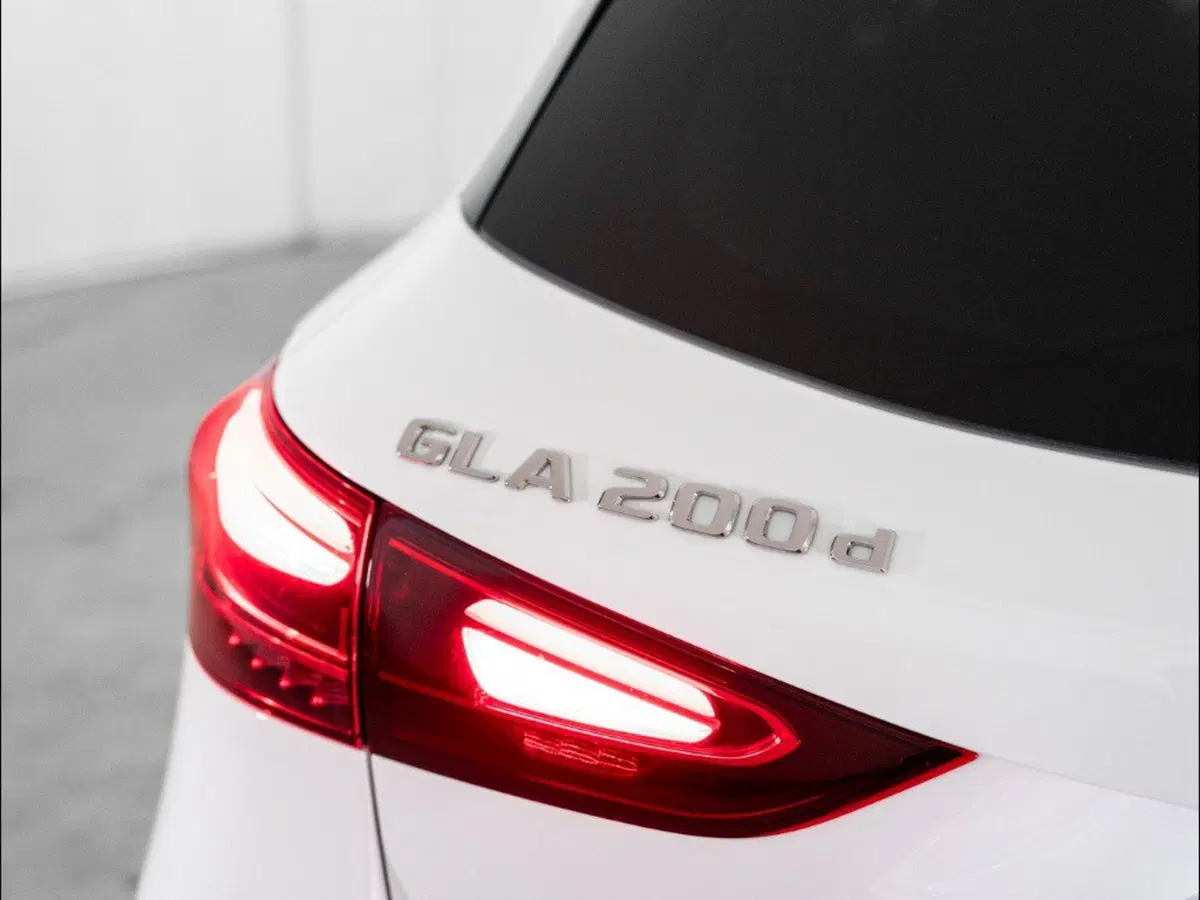 Mercedes-Benz GLA SUV nuova a Macerata (9)