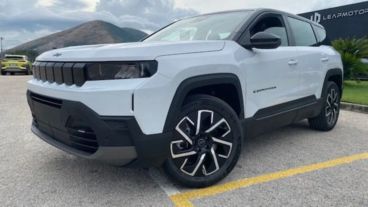 Jeep Compass nuova a Benevento (4)