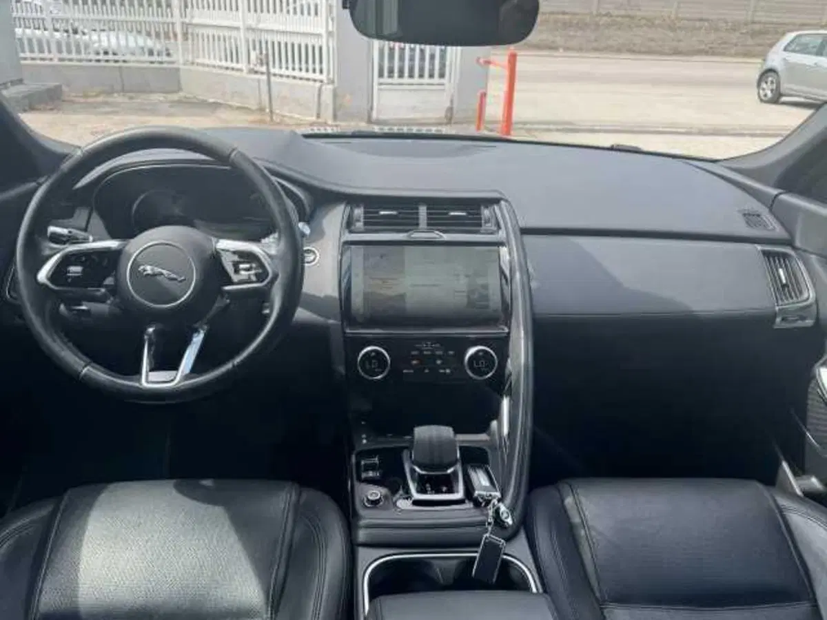 Jaguar E-Pace usata a Avellino (13)