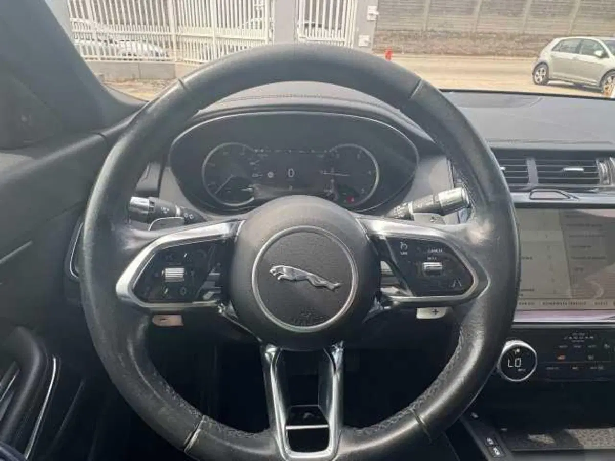 Jaguar E-Pace usata a Avellino (7)