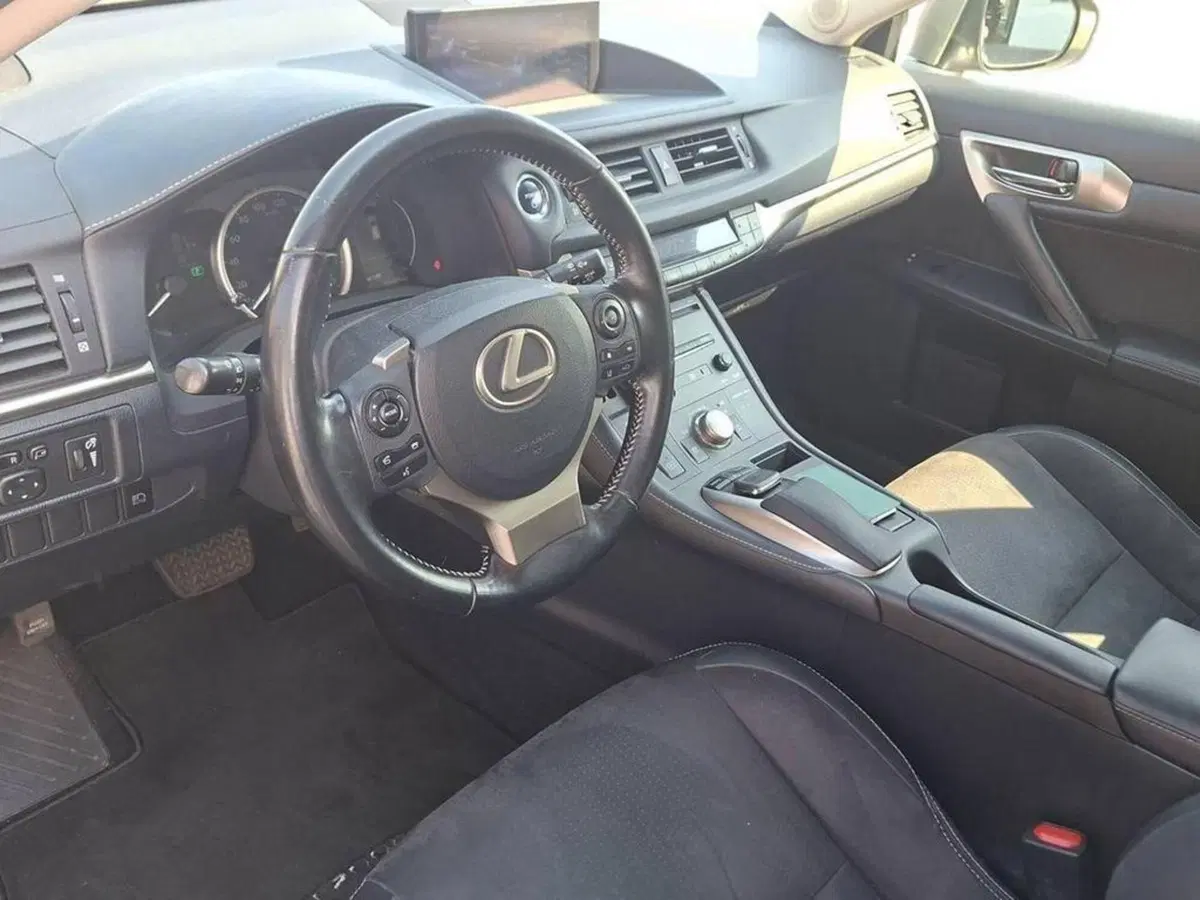 Lexus CT usata a Torino (9)