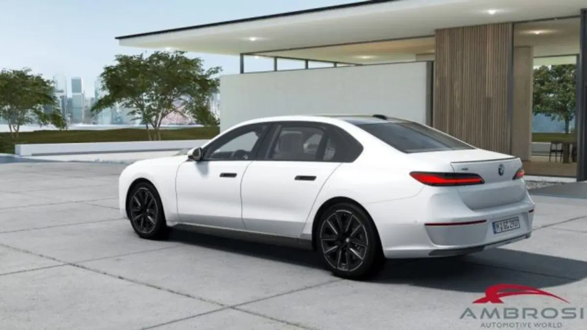BMW Serie 7 nuova a Perugia (2)