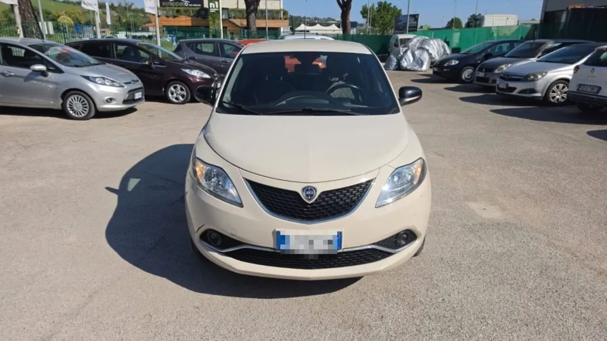 Lancia Ypsilon usata a Macerata (2)