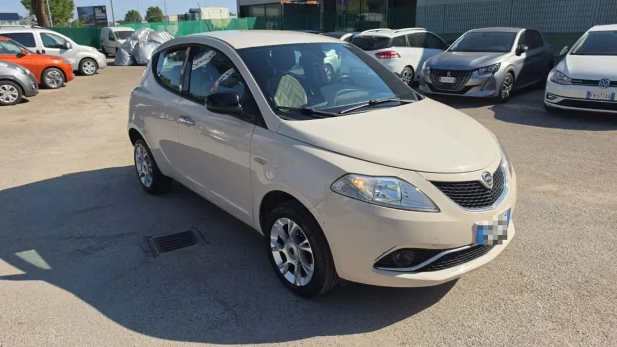 Lancia Ypsilon usata a Macerata (3)