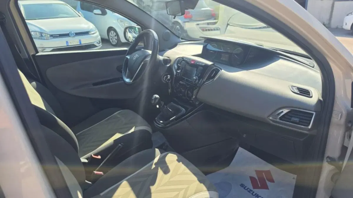 Lancia Ypsilon usata a Macerata (8)