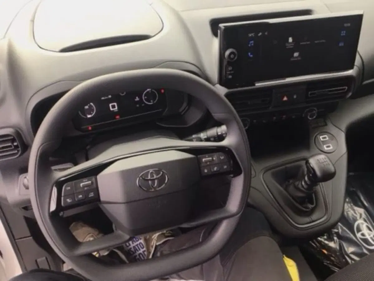 Toyota Proace City Furgone nuova a Brescia (2)