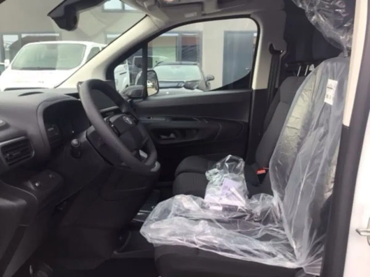 Toyota Proace City Furgone nuova a Brescia (4)