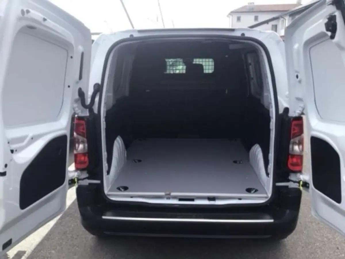 Toyota Proace City Furgone nuova a Brescia (5)