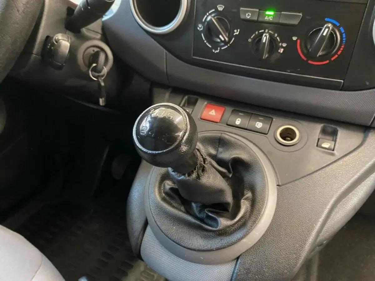 Peugeot Partner Furgone usata a Torino (9)