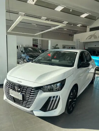 Peugeot 208 PureTech 100 Stop&amp;Start 5 porte Allure del 2025 usata a Olbia