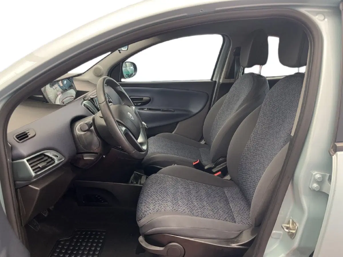 Lancia Ypsilon usata a Torino (9)