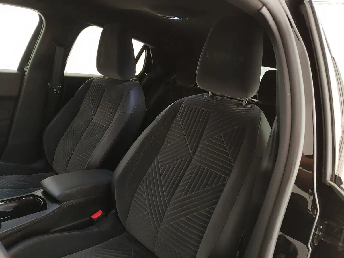 Lancia Ypsilon usata a Caserta (16)