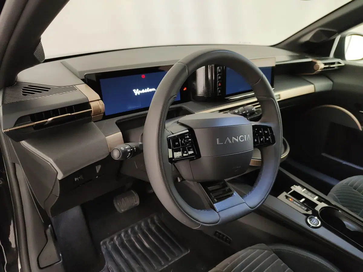 Lancia Ypsilon usata a Caserta (19)