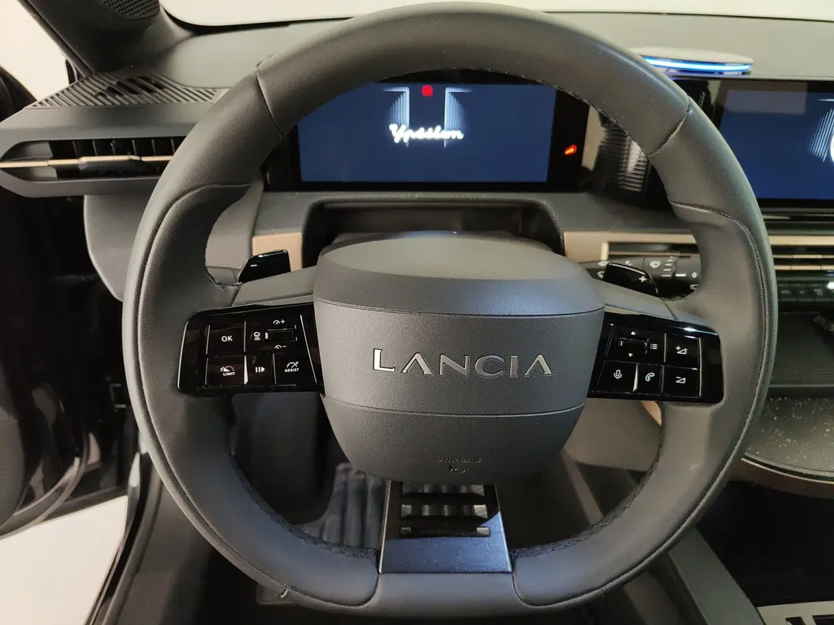 Lancia Ypsilon usata a Caserta (20)