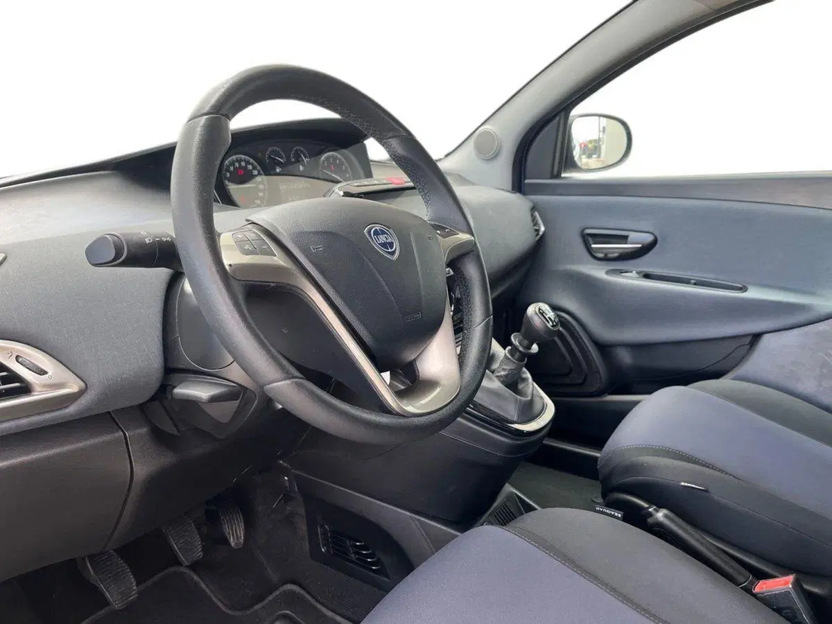 Lancia Ypsilon usata a Ragusa (6)