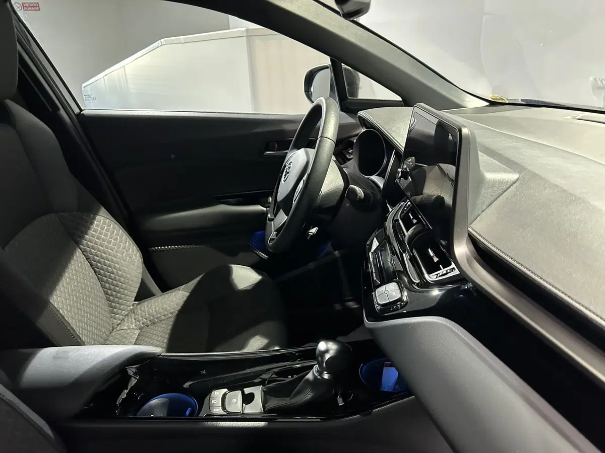 Toyota Toyota C-HR usata a Milano (13)