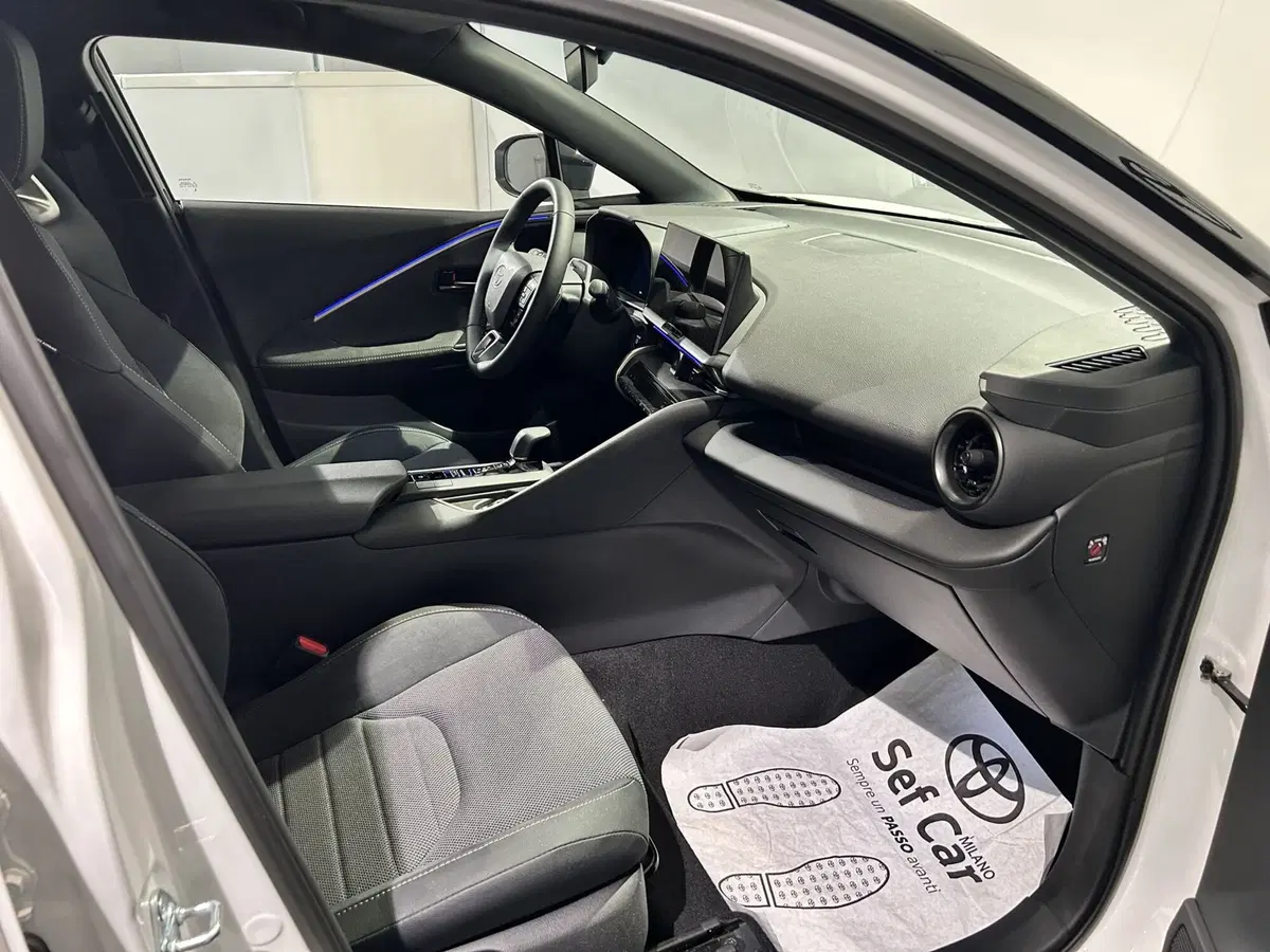 Toyota Toyota C-HR nuova a Milano (12)