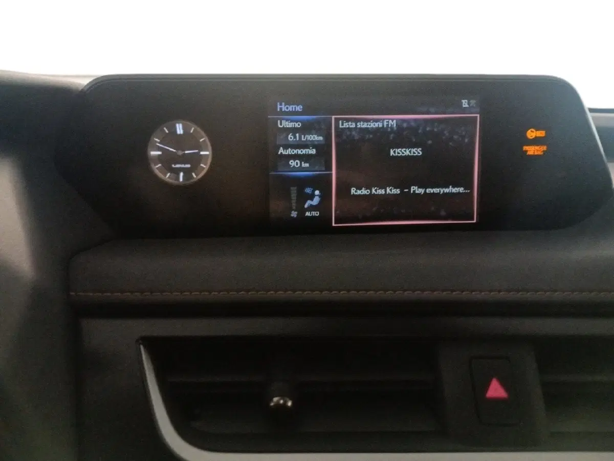 Lexus UX usata a Milano (13)