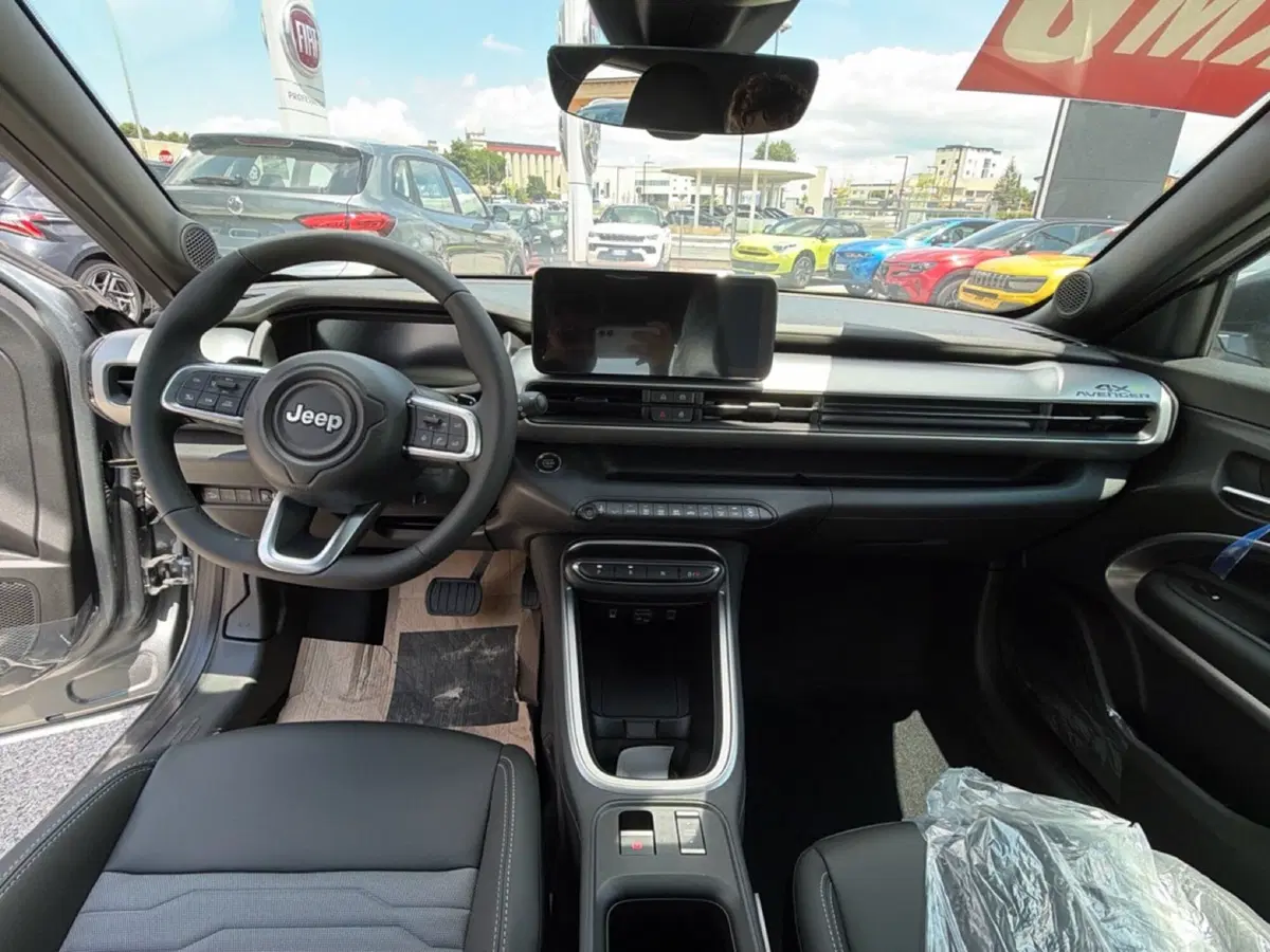 Jeep Avenger nuova a Campobasso (18)
