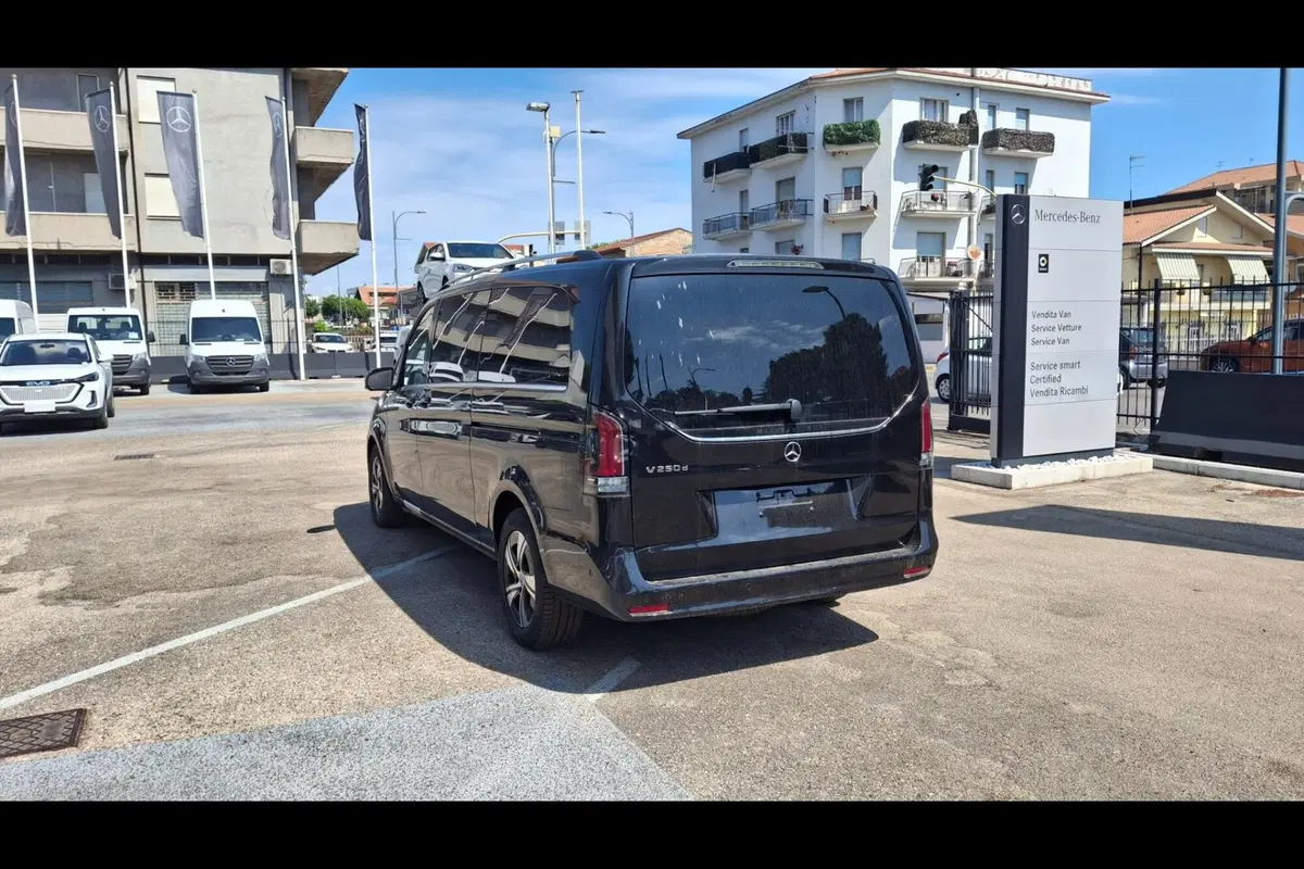 Mercedes-Benz Classe V nuova a Pescara (4)