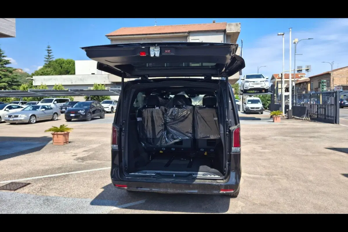 Mercedes-Benz Classe V nuova a Pescara (5)