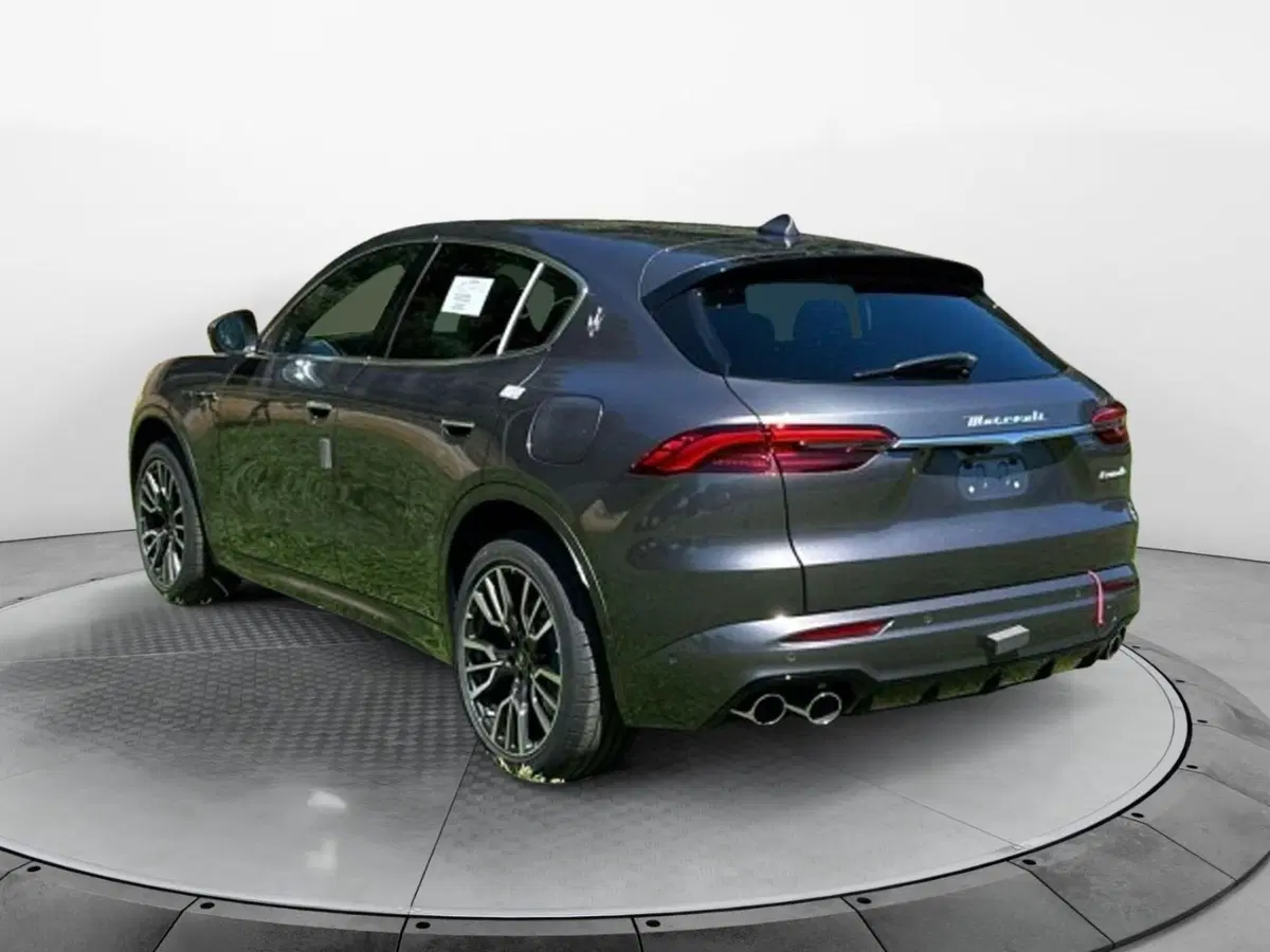 Maserati Grecale nuova a Salerno (4)