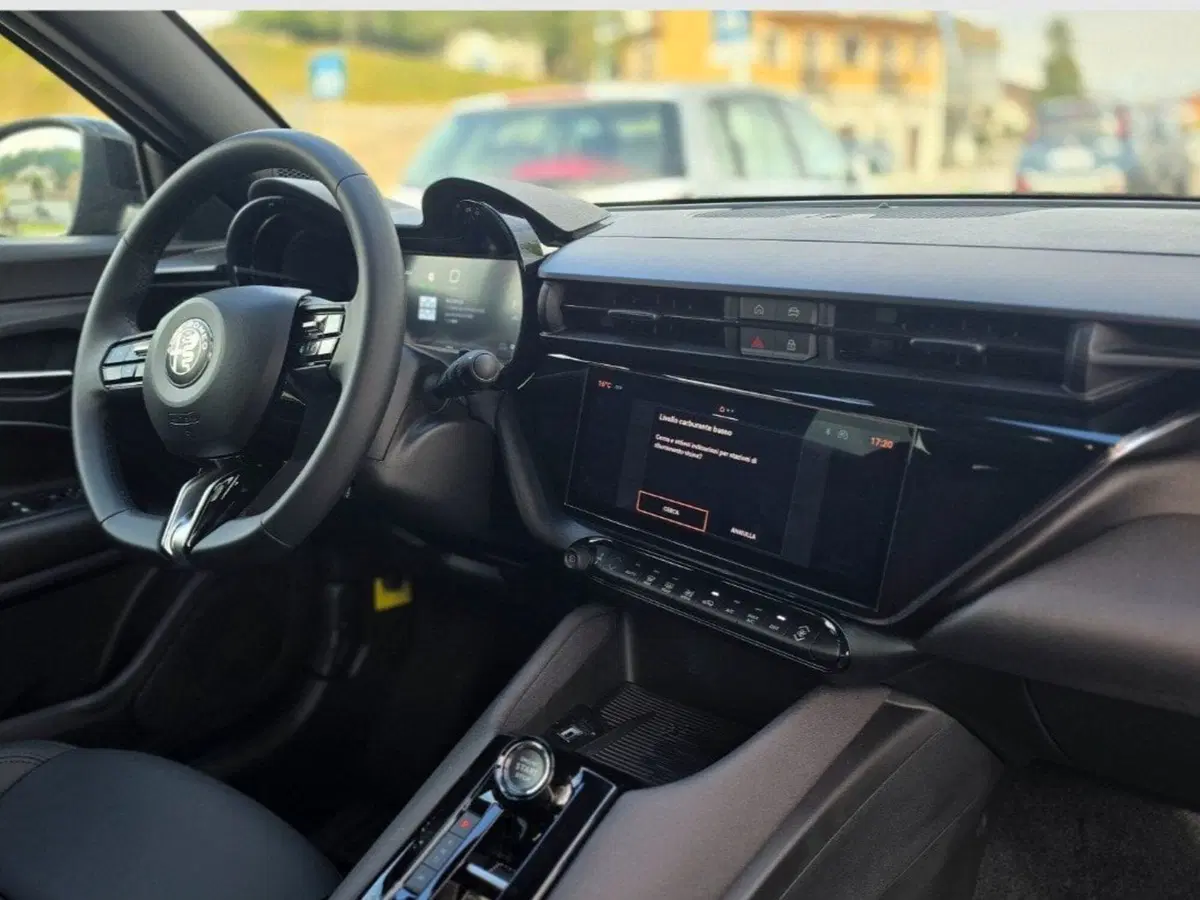 Alfa Romeo Junior nuova a Salerno (14)