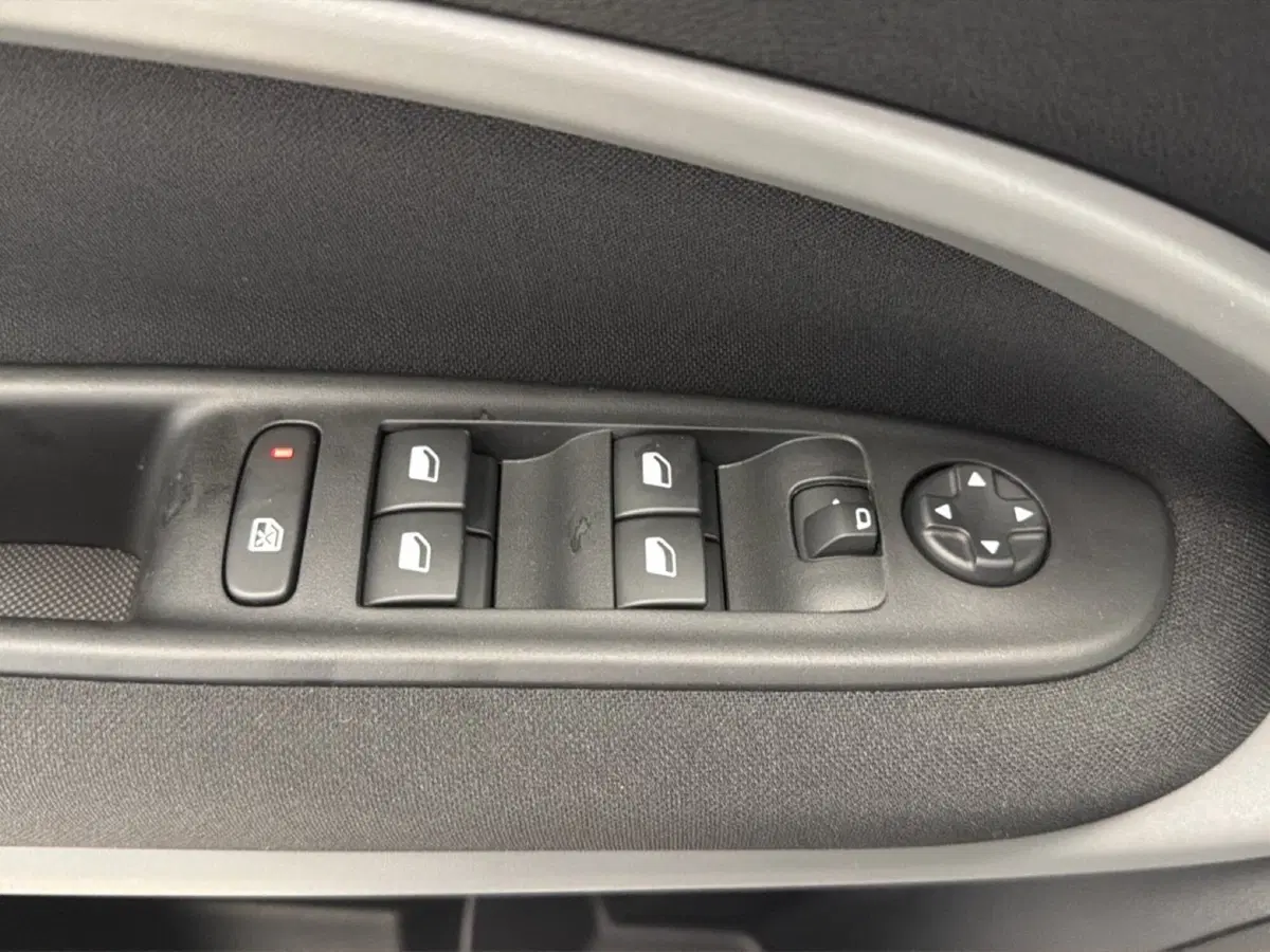Jeep Avenger nuova a Palermo (8)